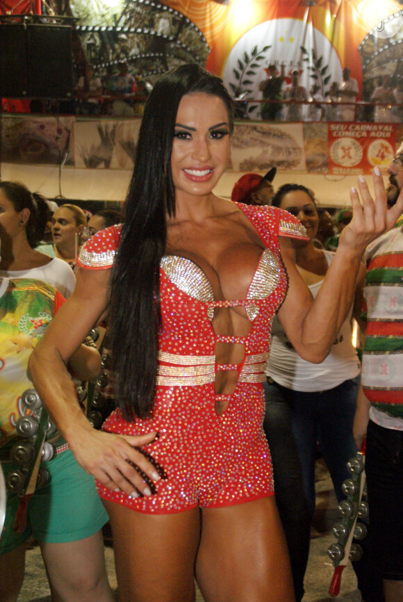 Gracyanne Barbosa participa do último ensaio na quadra da X-9 Paulistana, em São Paulo, em 8 de fevereiro de 2015