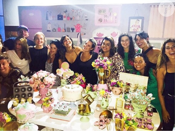 Fernanda Souza reúne amigas famosas em chá de panela