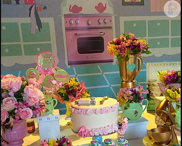 Decoração do chá de panela de Fernanda Souza contou com flores e doces