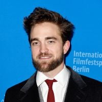 Robert Pattinson aparece com novo visual e exibe barba em festival