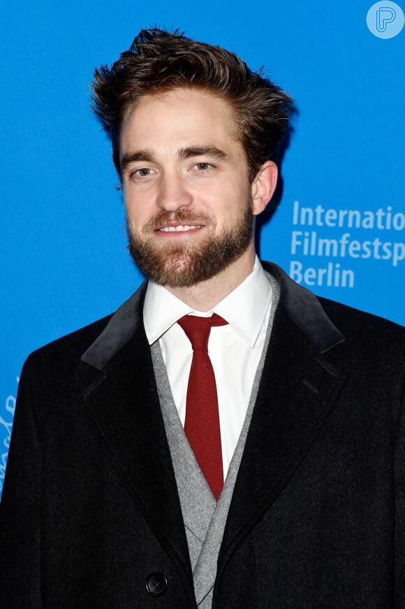 Robert Pattinson aparece de barba no Festival de Cinema de Berlim, em 9 de fevereiro de 2015