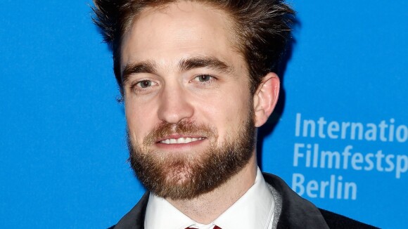 Robert Pattinson aparece com novo visual e exibe barba em festival