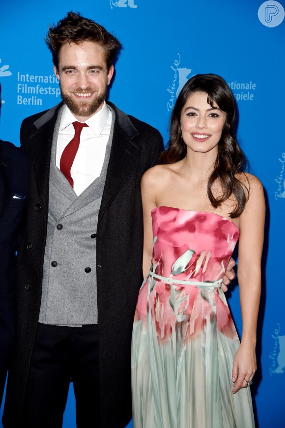 Robert Pattinson divulga o filme 'Life' ao lado de Alessandra Mastronardi