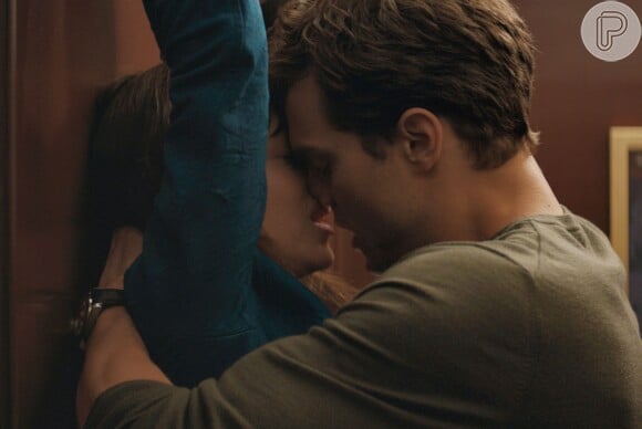 Anastasia Steele (Dakota Johnson) e Christian Grey (Jamie Dornan) se envolvem em uma relação de descoberta amorosa e sexual em 'Cinquenta Tons de Cinza'