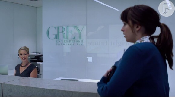 Em 'Cinquenta Tons de Cinza', a estudante Anastasia Steele (Dakota Johnson) vai à empresa de Christian Grey (Jamie Dornan) para entrevistá-lo para o jornal da faculdade