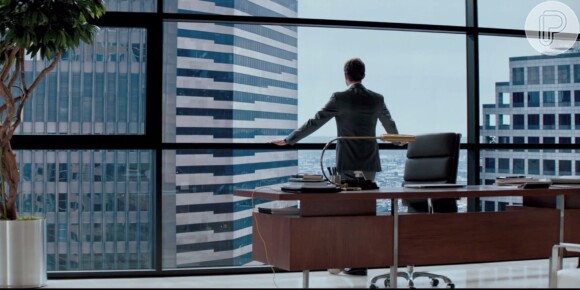 Anastasia Steele (Dakota Johnson) é recebida pela magnata Christian Grey (Jamie Dornan) em sua empresa