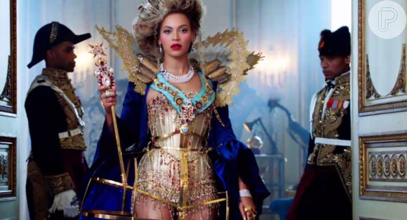 Beyoncé aparece em um vestido de rainha com aplicações de pedras