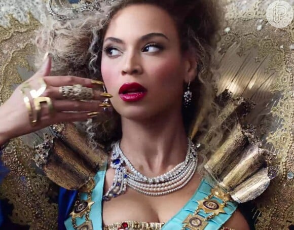 Beyoncé usa unhas douradas como parte do figurino de sua nova turnê