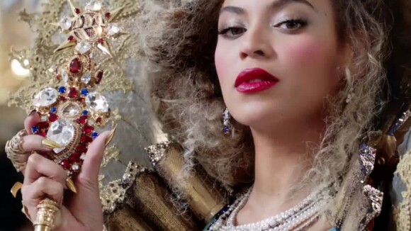 Beyoncé usa unhas douradas de R$ 170 cada para nova turnê, 'Mrs. Carter Show'