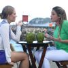 Angélica e Fernanda Gentil tivera um animado bate-papo em um bar localizado na praia da Barra da Tijuca, no Rio