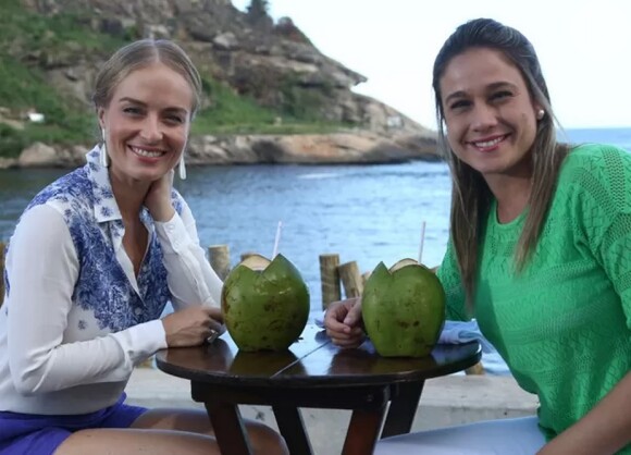 Angélica e Fernanda Gentil se refrescaram com água de coco durante a gravação do 'Estrelas'