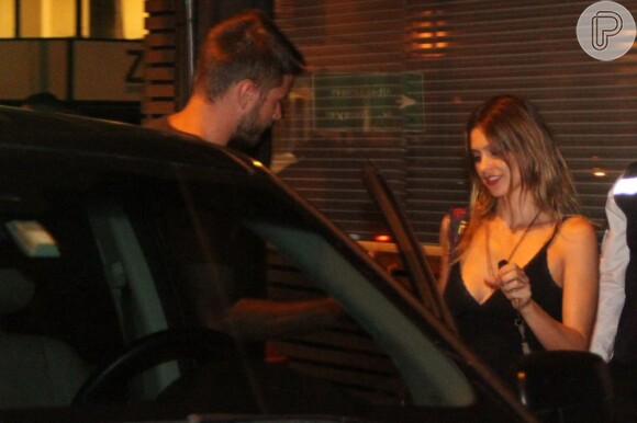 Rodrigo Hilbert abre a porta do carro para Fernanda Lima após jantar, no Rio de Janeiro, em 12 de abril de 2013