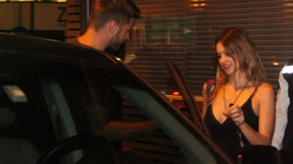 Rodrigo Hilbert abre porta do carro para Fernanda Lima após jantar, no Rio