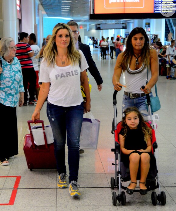 Flávia Alessandra embarcou com as filhas Giulia e Olivia no aeroporto Santos Dumont, nesta quarta-feira, 11 de fevereiro de 2015