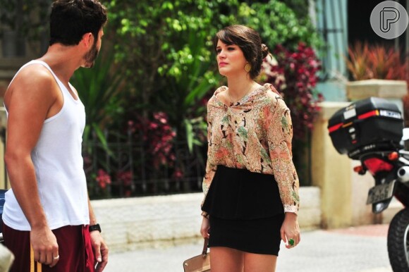 Carolina (Bianca Bin) é humilhada por Zenon (Thiago Rodrigues), após prestar depoimento por ter sabotado um desfile da Positano, em 'Guerra dos Sexos', em 17 de abril de 2013