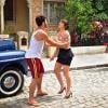 Carolina (Bianca Bin) e Zenon (Thiago Rodrigues) discutem na rua, em cena de 'Guerra dos Sexos'