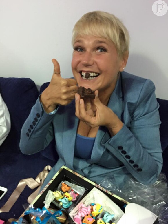 Descontraída, Xuxa posou com o dente sujo de chocolate