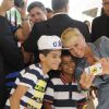 Xuxa comandou a inauguração de mais uma Casa X nesta quarta-feira, 11 de fevereiro de 2015, em Brasília. Ao lado de Junno Andrade, a apresentadora posou para fotos com fãs e ganhou o carinho de um bebê