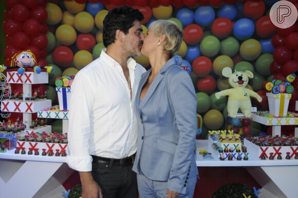 Xuxa posou para fotos e trocou beijos com o namorado, Junno Andrade