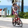 Bianca Bin anda de bicicleta na orla da praia da Barra da Tijuca, Zona Oeste do Rio de Janeiro