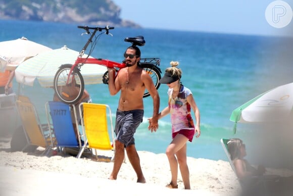Bianca Bin pedala e encontra o marido, Pedro Brandão, em praia do Rio de Janeiro, nesta quinta-feira, 12 de fevereiro de 2015