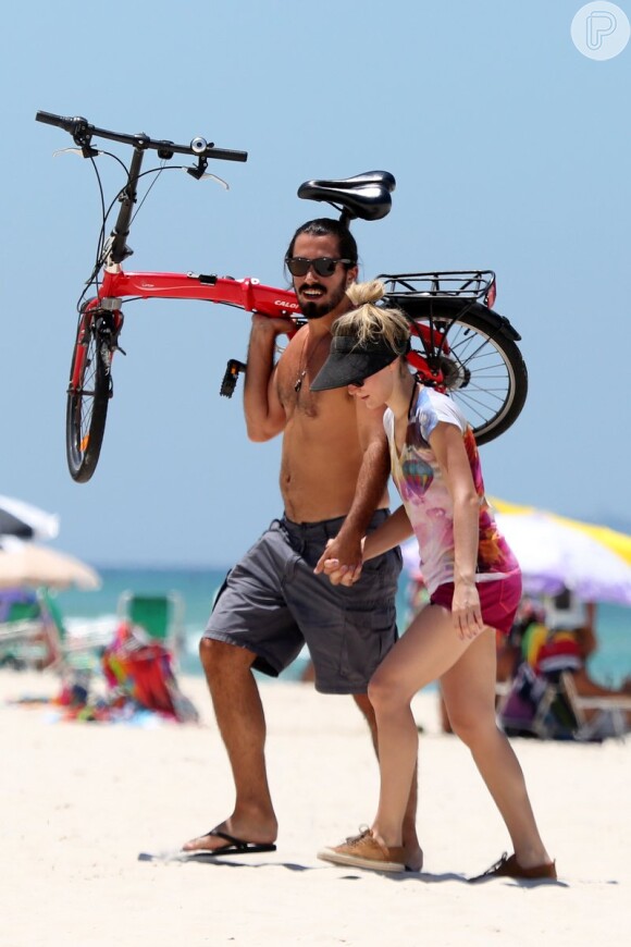 Depois de andar de bicicleta, Bianca Bin se encontrou com o marido, Pedro Brandão, nas areias da praia