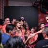 Com vestido justo, Ivete Sangalo empolga o público presente no Camarote Schin, em Salvador