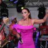 Com vestido justo, Ivete Sangalo empolga o público presente no Camarote Schin, em Salvador