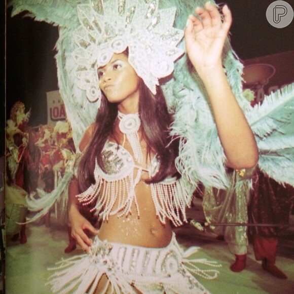 Taís Araújo postou uma foto no Instagram desfilando ainda criança durante um desfile de Carnaval. A atriz, que recentemente foi mãe pela segunda vez, relembrou a época de foliã