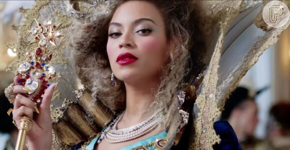 Beyoncé posa com as unhas douradas que cusatam cerca de R$ 170,00 cada