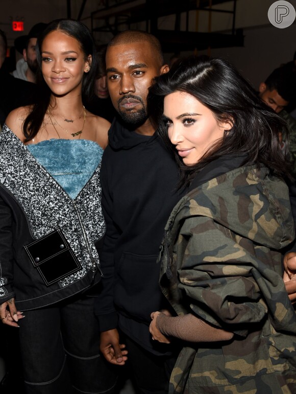 Kanye West posa ao lado de Rihanna e Kim Kardashian após o desfile