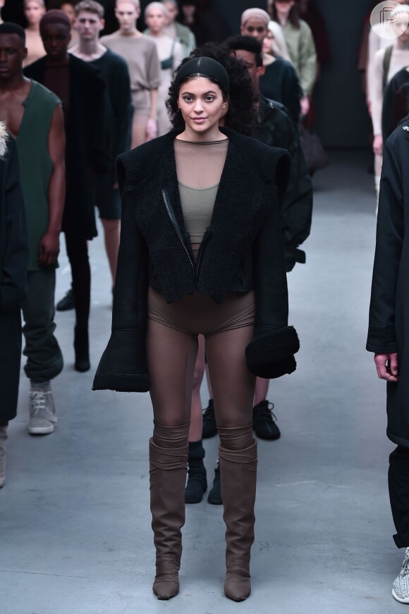 Kylie Jenner, uma das irmãs de Kim Kardashian, desfila pela coleção de Kanye West