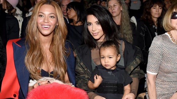 Beyoncé e Kim Kardashian prestigiam desfile de Kanye West para Adidas