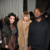 Kanye West posa ao lado de Anna Wintour e da mulher, Kim Kardashian