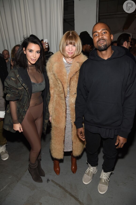 Kanye West posa ao lado de Anna Wintour e da mulher, Kim Kardashian