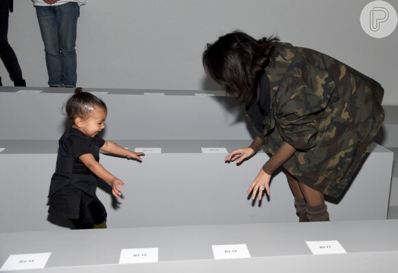 Kim Kardashian brinca com a filha North West antes de começar o desfile