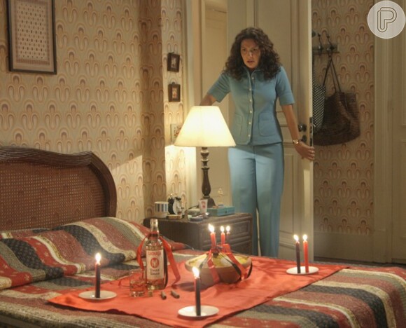 Cristina (Fabiula Nascimento) abre a porta de seu quarto e dá de cara com um despacho preparado por Susana (Alessandra Negrini), em 'Boogie Oogie'
