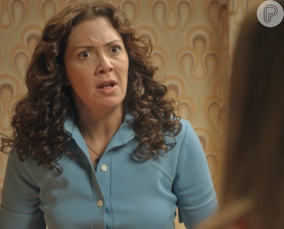 Cristina (Fabiula Nascimento) fica assustada quando Susana (Alessandra Negrini) diz que fez despacho para livrá-la de risco de vida, em 'Boogie Oogie'