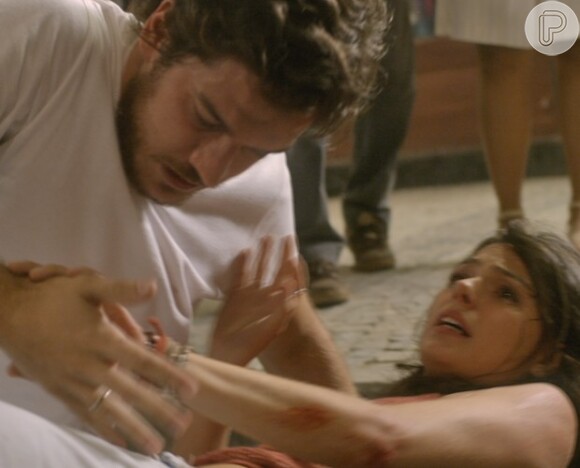 Cristina (Fabiula Nascimento) fica chocada ao saber por Susana (Alessandra Negrini) que Rafael (Marco Pigossi) e Sandra (Isis Valverde) sofreram uma tentativa de atropelamento, em 'Boogie Oogie'