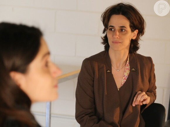 Isabel (Mariana Lima) não consegue lidar com o a atração que sente por Luís (Thiago Rodrigues) e entra em crise, em 'Sete Vidas'