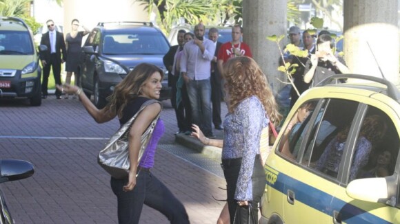 Dira Paes grava cenas de briga com Totia Meireles na Barra da Tijuca