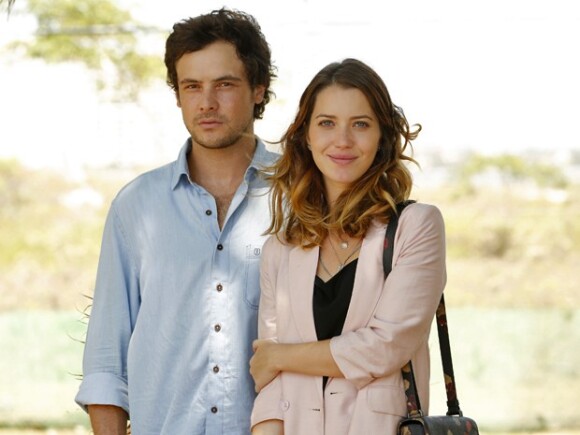 Laura (Nathalia Dill) faz as pazes com Caíque (Sergio Guizé) engravida, em 'Alto Astral'