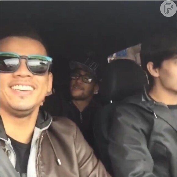 No vídeo, Neymar aparece dentro de um carro ao lado de amigos