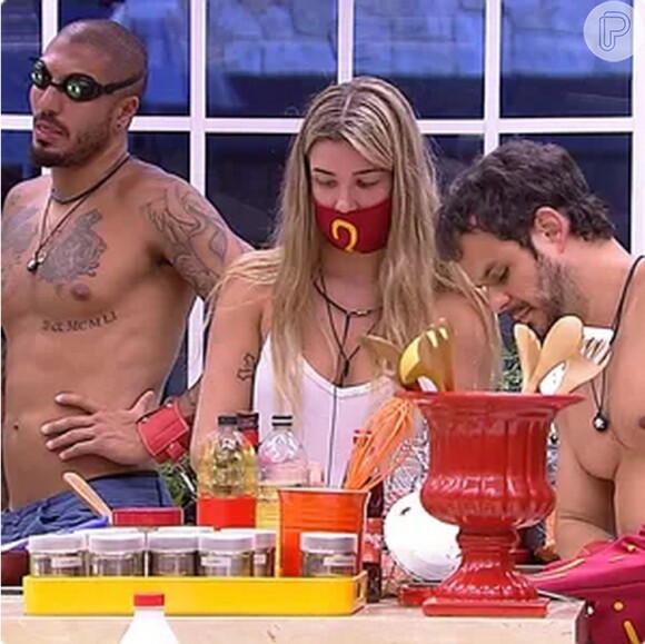Fernando, Aline e Adrilles estão acorrentados por causa do Castigo do Monstro deste sábado, 14 de fevereiro de 2015, no 'Big Brother Brasil 15'