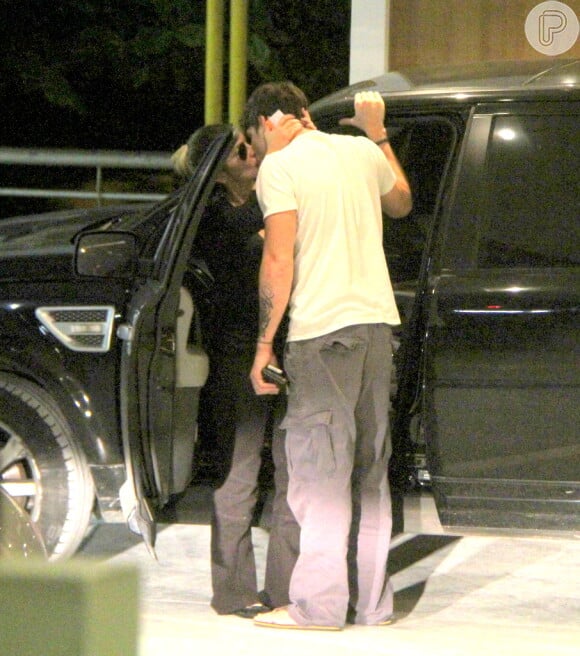 Cleo Pires e Rômulo Neto se beijam na saída de um shopping carioca, em 15 de abril de 2013