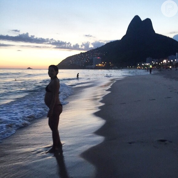 Carolina Ferraz publicou em seu Instagram neste sábado, 14 de fevereiro de 2015, uma foto na qual aparece só de biquíni exibindo sua barriga de seis meses de gestação