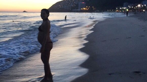 De biquíni, Carolina Ferraz exibe barriga de 6 meses de gravidez em praia