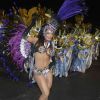 Carla Prata mostra boa forma com fantasia minimalista no desfile da Gaviões da Fiel