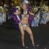 Carla Prata mostra boa forma ao desfilar como musa da Gaviões da Fiel em São Paulo