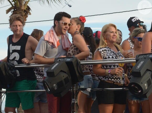 Milena Toscano trocou beijos com seu namorado, Pedro Ozores, no trio de Bell Marques em Salvador, neste domingo, 15 de fevereiro de 2015
